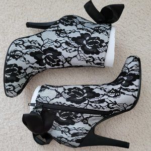 Newport News Sexy Heels White & Black Vintage Lace Ankle Booties Madonna 80s NEW